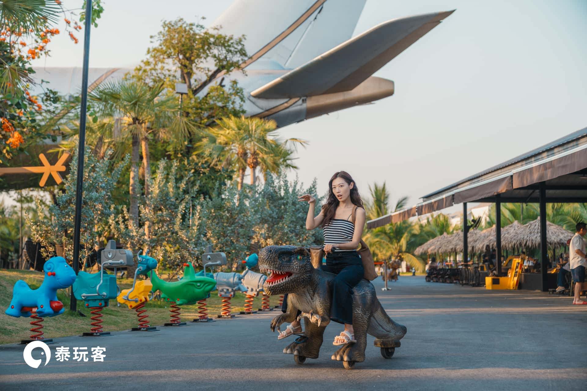 2026 曼谷必去新地標｜丹嫩莎朵「Damnoen Sky 飛機咖啡廳樂園」：機艙下午茶、多項設施免費玩，親子美拍全攻略！