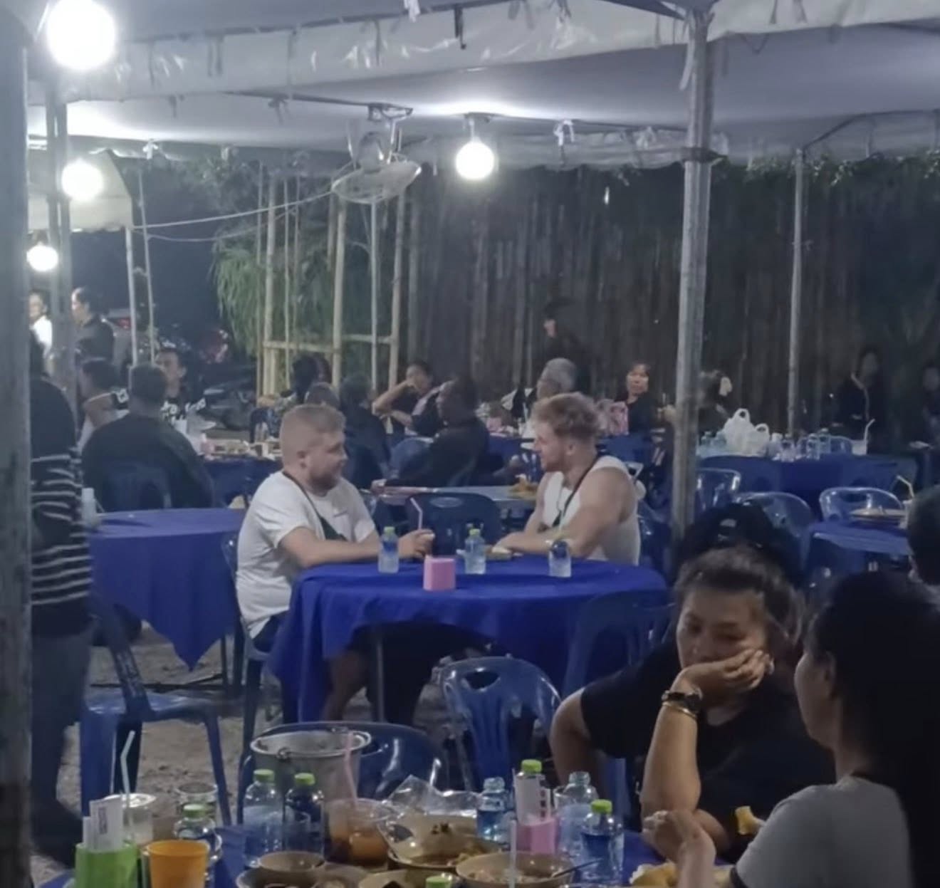 遊客誤闖葬禮當成美食街？泰國主家：沒關係，坐下來一起吃吧！
